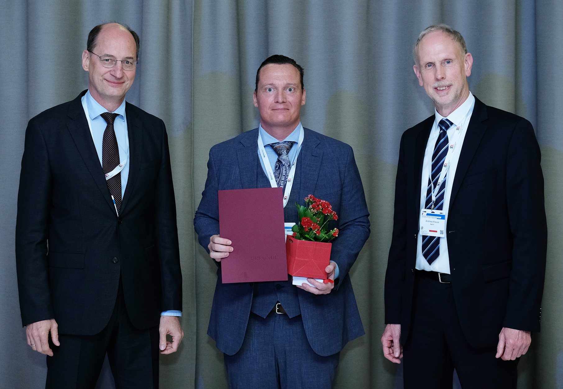 Foto: Thomas Hauss PD Dr. med. Björn Tampe mit Urkunde bei der Preisverleihung