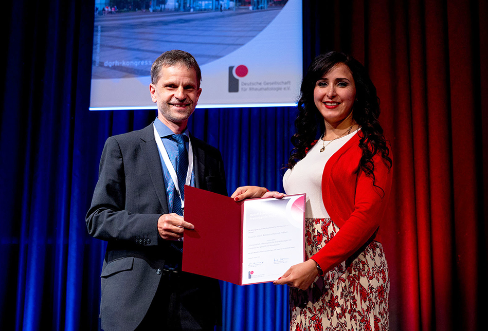 Verleihung des Rudolf-Schoen Preises an Rebecca Hasseli-Fräbel durch Laudator Ulf Müller-Ladner